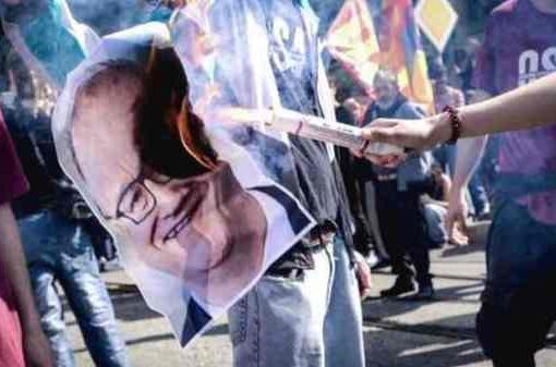 Torino, studenti bruciano foto di Valditara e bandiera Nato