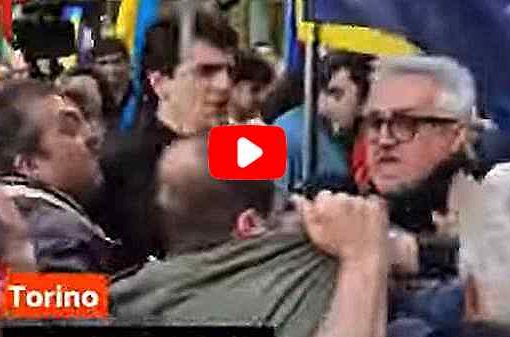 Fiaccolata 25 aprile: a Torino pugni, calci, e bandiere in faccia