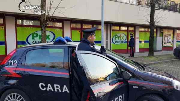 Rapine con pistola in due supermercati, straniero manda commesse all’ospedale Rapine con pistola in due supermercati, straniero manda commesse all’ospedale