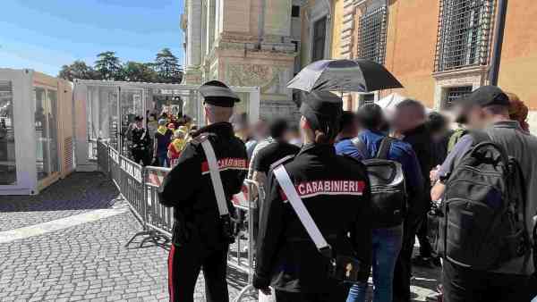 Roma, pellegrini borseggiati: arrestati 12 stranieri Roma, pellegrini borseggiati: arrestati 12 stranieri