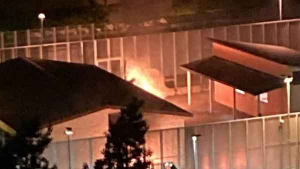 Rivolta Cpr Torino, migranti bruciano materassi e salgono sul tetto Rivolta Cpr Torino, migranti bruciano materassi e salgono sul tetto