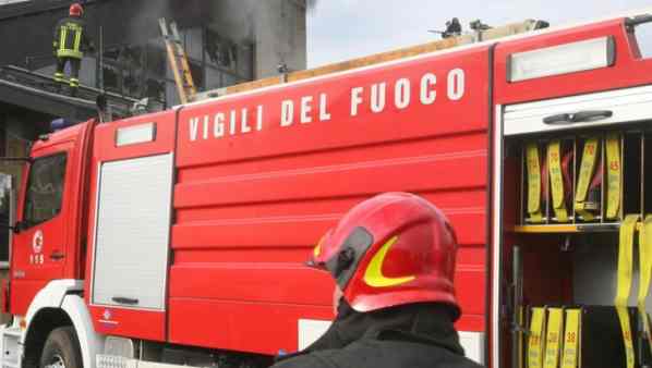 Pentola di ferro nel forno a microonde che va a fuoco, 500 evacuati da hotel a Firenze Pentola di ferro nel forno a microonde che va a fuoco, 500 evacuati da hotel a Firenze