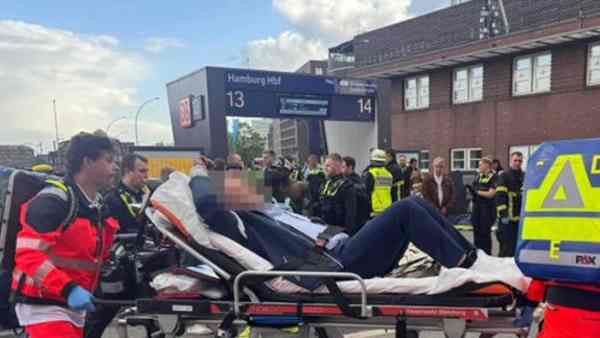 Amburgo, attacco con coltello alla stazione: otto feriti Amburgo, attacco con coltello alla stazione: otto feriti