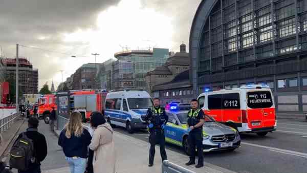 Amburgo, donna accoltella 17 persone. Polizia: ‘forse crisi psichica’ Amburgo, donna accoltella 17 persone. Polizia: ‘forse crisi psichica’