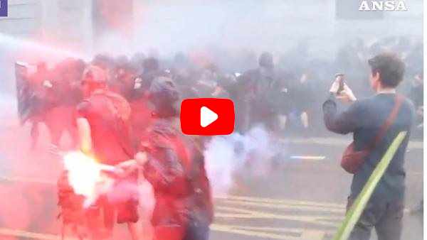 Milano, scontri tra “antifascisti” e forze dell’ordine Milano, scontri tra “antifascisti” e forze dell’ordine