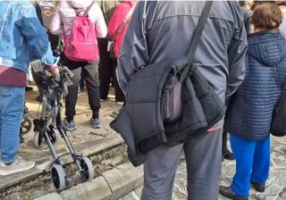 Terralba, anziani in fila nella notte per il medico di base