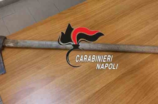 15enne armato di ascia aggredisce i genitori