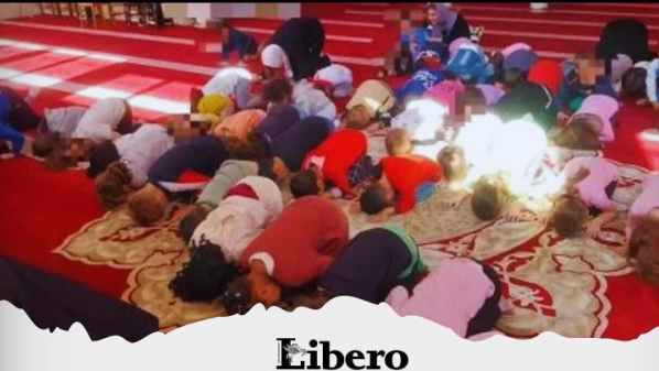 Bimbi di asilo cattolico portati in moschea: preghiera in ginocchio con l’imam Bimbi di asilo cattolico portati in moschea: preghiera in ginocchio con l’imam