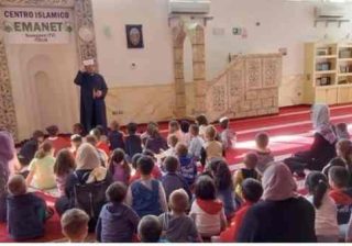 Bimbi dell'asilo a pregare in moschea