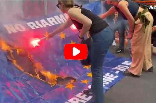 Bologna, bruciata bandiera UE