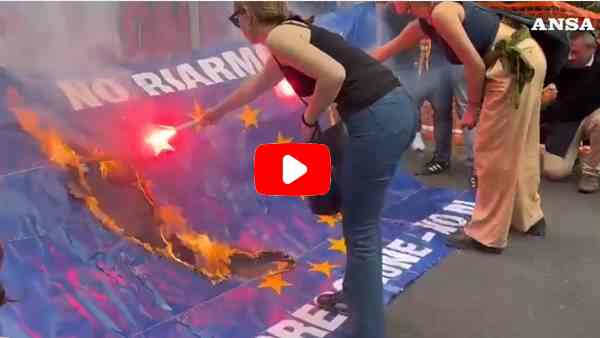 Corteo contro Meloni a Bologna, bruciata bandiera UE Corteo contro Meloni a Bologna, bruciata bandiera UE