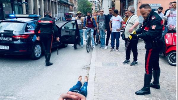 Bologna, marocchino accoltella 3 passanti, il Pd attacca il carabiniere che lo ha bloccato col “taser” Bologna, marocchino accoltella 3 passanti, il Pd attacca il carabiniere che lo ha bloccato col “taser”
