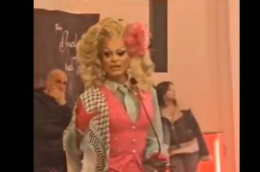 Drag queen con la kefiah in una scuola di Napoli