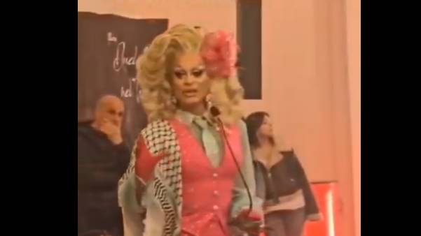 Drag queen da Imolaoggi.it drag queen con la kefiah in una scuola di napoli