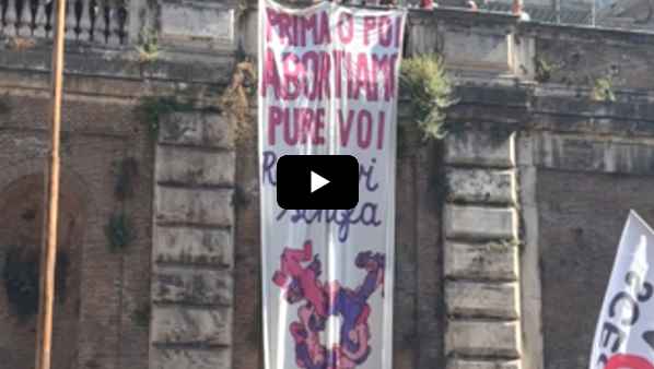 Femministe: “Abortiamo pure voi”, striscione contro Pro Vita a Roma Femministe: “Abortiamo pure voi”, striscione contro Pro Vita a Roma