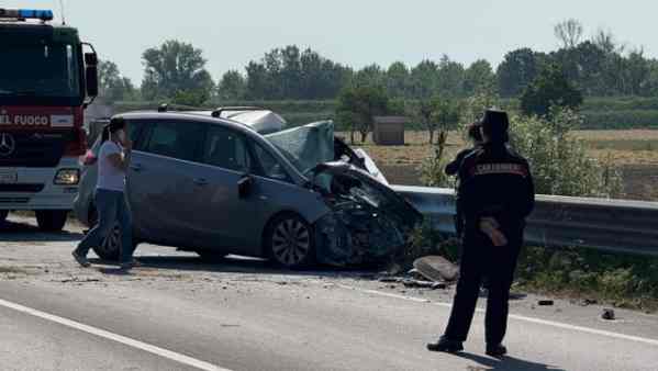 Accoltella la moglie e fugge in auto: 53enne si schianta e muore Accoltella la moglie e fugge in auto: 53enne si schianta e muore
