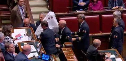 Magi (+Europa) travestito da fantasma alla Camera