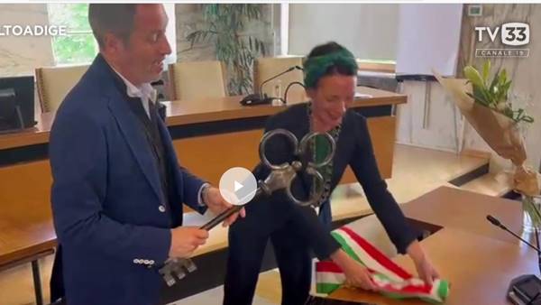 Merano, la neo sindaca Katharina Zeller rifiuta la fascia tricolore Merano, la neo sindaca Katharina Zeller rifiuta la fascia tricolore