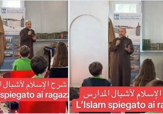 bambini delle elementari in gita in un centro islamico