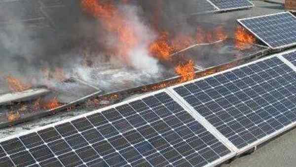 Pannelli solari a fuoco sul tetto di un capannone Pannelli solari a fuoco sul tetto di un capannone