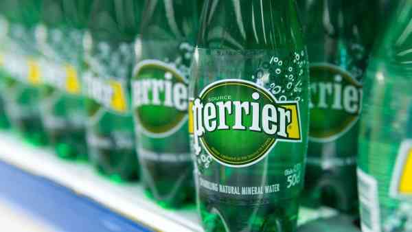 Francia, scandalo acqua in bottiglia sui trattamenti della Nestlé Francia, scandalo acqua in bottiglia sui trattamenti della Nestlé