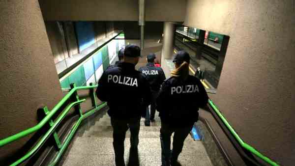 Milano, violenza sessuale in metro: denunciato egiziano Milano, violenza sessuale in metro: denunciato egiziano