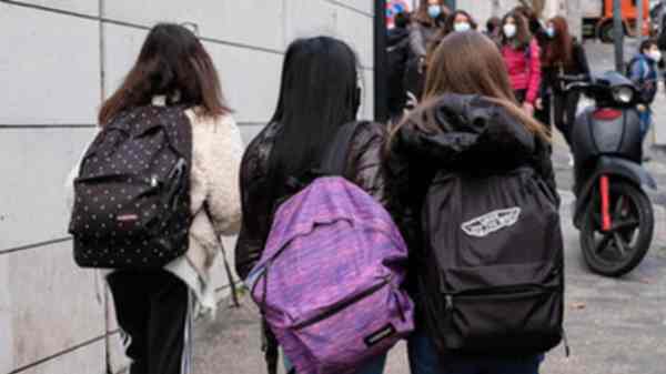 Molestie sessuali a ragazzine fuori da scuola media, gambiano ai domiciliari Molestie sessuali a ragazzine fuori da scuola media, gambiano ai domiciliari
