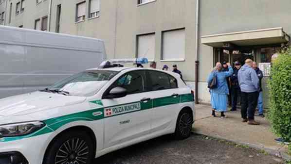 Torino, tentato omicidio e mezzi in fiamme: sgomberato alloggio occupato dai Rom Torino, tentato omicidio e mezzi in fiamme: sgomberato alloggio occupato dai Rom