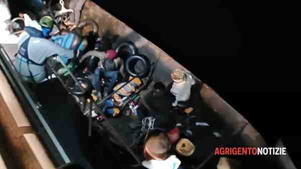 migranti 70 sbarcati a lampedusa 8 500 euro a testa per la traversata da Imolaoggi.it migranti 70 sbarcati a lampedusa 8 500 euro a testa per la traversata