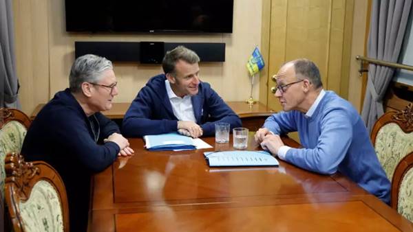 Macron, Starmer e Merz a Kiev da Zelensky Macron, Starmer e Merz a Kiev da Zelensky