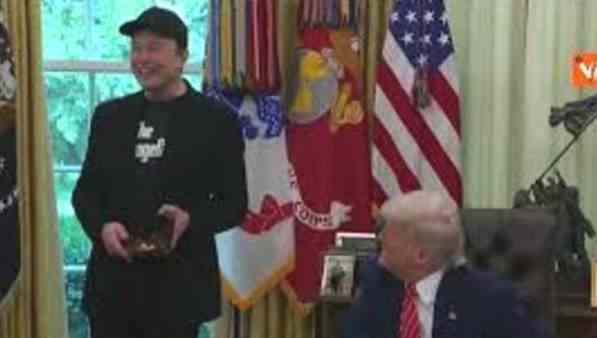 Finiti i 130 giorni del mandato di Elon Musk alla Casa Bianca, Trump gli dona una chiave d’oro Finiti i 130 giorni del mandato di Elon Musk alla Casa Bianca, Trump gli dona una chiave d’oro