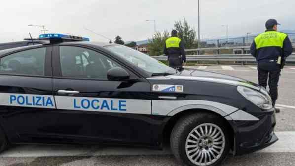 Deridono Polizia da Imolaoggi.it deridono la polizia locale sui social sindaco li denuncia