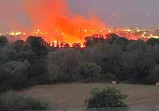 Incendio di rifiuti al campo nomadi