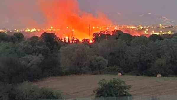Incendio di rifiuti presso il campo nomadi, fumo nero su Roma Est Incendio di rifiuti presso il campo nomadi, fumo nero su Roma Est