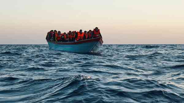 GB, sbarcati quasi 1200 migranti GB, sbarcati quasi 1200 migranti
