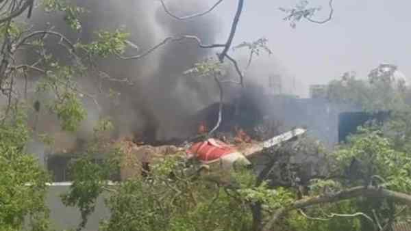 India, areo precipita dopo il decollo. Polizia: “Tutti morti” India, areo precipita dopo il decollo. Polizia: “Tutti morti”