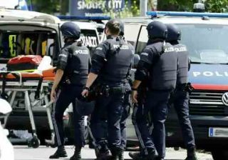 Austria, studente apre il fuoco a scuola