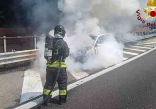 Auto ibrida si incendia