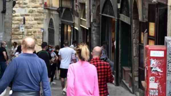 Bergamo Alta: vietati fast food, negozi di articoli regalo, bazar, rosticcerie, sexy shop Bergamo Alta: vietati fast food, negozi di articoli regalo, bazar, rosticcerie, sexy shop