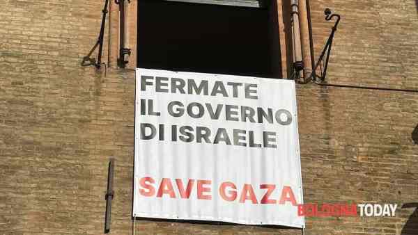 Comune Bologna, striscione: “Fermate il governo di Israele – Save Gaza” Comune Bologna, striscione: “Fermate il governo di Israele – Save Gaza”