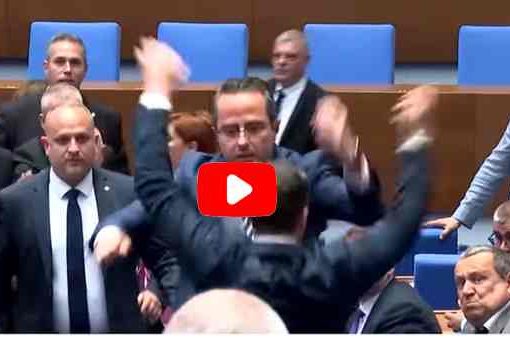 Bulgaria, rissa al Parlamento