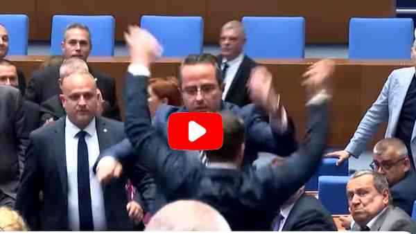 Bulgaria, rissa al Parlamento dopo adozione dell’euro: urla e spintoni Bulgaria, rissa al Parlamento dopo adozione dell’euro: urla e spintoni