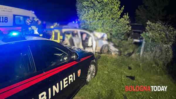In fuga dai Cc si schiantano, morto passeggero di un’altra auto In fuga dai Cc si schiantano, morto passeggero di un’altra auto