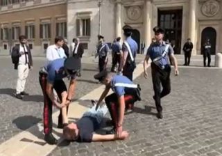 ecologisti portati via dai carabinieri