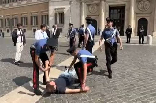 ecologisti portati via dai carabinieri