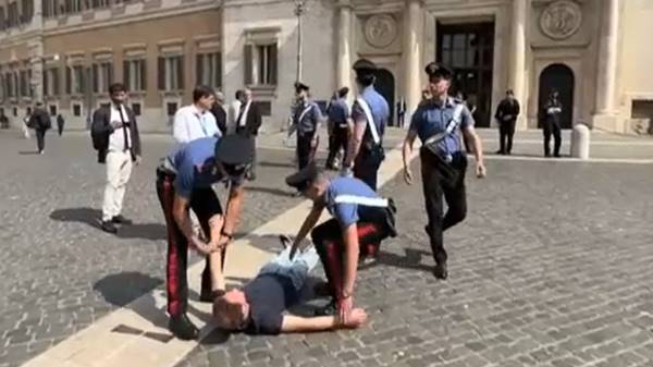 protesta a montecitorio ecologisti portati via dai carabinieri