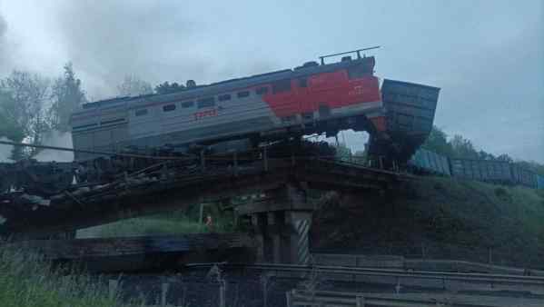 Russia, esplosioni a due ponti ferroviari: 7 morti. Si indaga per terrorismo Russia, esplosioni a due ponti ferroviari: 7 morti. Si indaga per terrorismo
