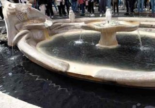 Fontana della Barcaccia imbrattata