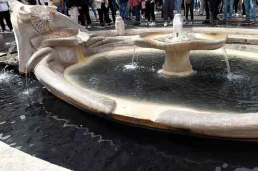 Fontana della Barcaccia imbrattata