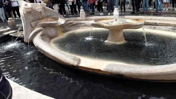 Roma, Fontana della Barcaccia imbrattata: ‘ecologisti’ assolti